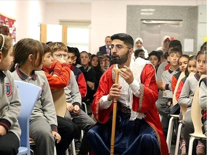 Doktoralı meddah gittiği köylerde dinlediği hikayeleri derliyor