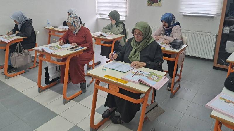 Sakarya’da okuma yazma kursuna katılan kadınlar yaşamlarını kolaylaştırıyor