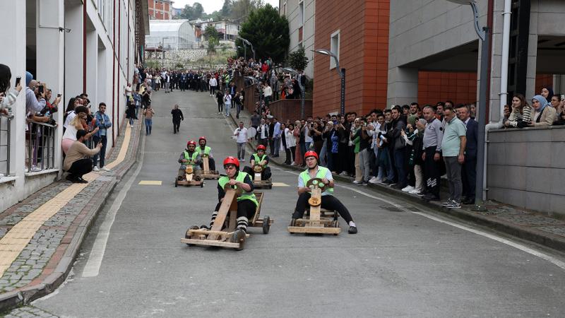 Rize’de öğrenciler tahta arabalarla yarıştılar