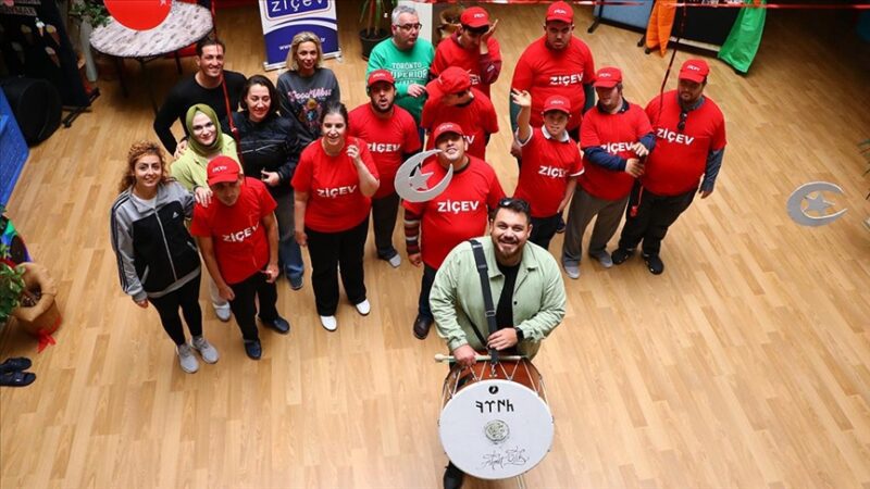 “Çılgın davulcu” sosyal sorumluluk projeleriyle çocukları mutlu etmeye çabalıyor