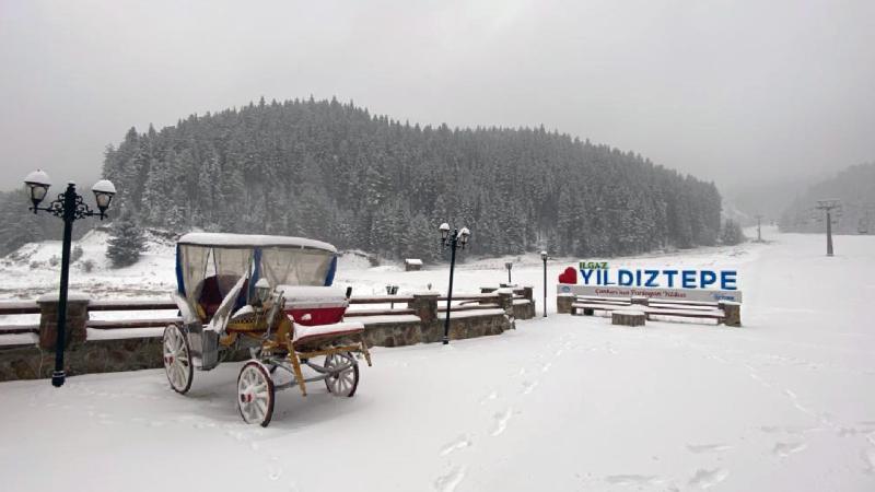 Çankırı Yıldıztepe Kayak Merkezi’nde kar yağışı etkili oluyor