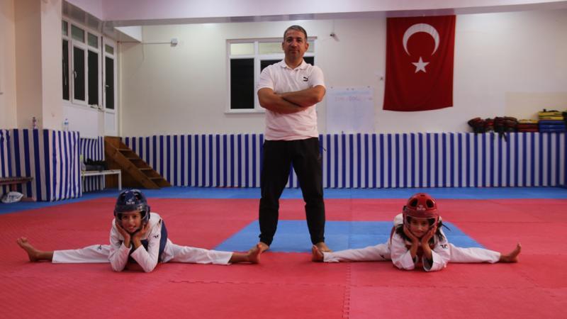 Tekvandoda Türkiye şampiyonu eczacı baba kızlarını şampiyonalara hazırlıyor