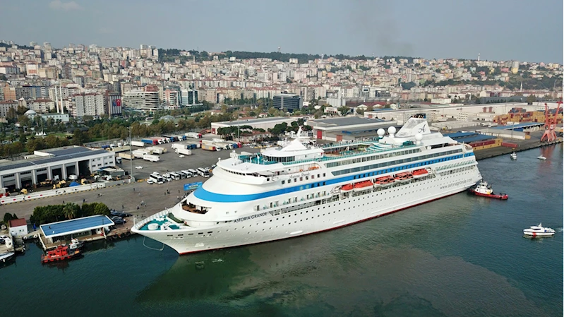 “Astoria Grande” kruvaziyeri 861 yolcusuyla Samsun Limanı’na demirledi