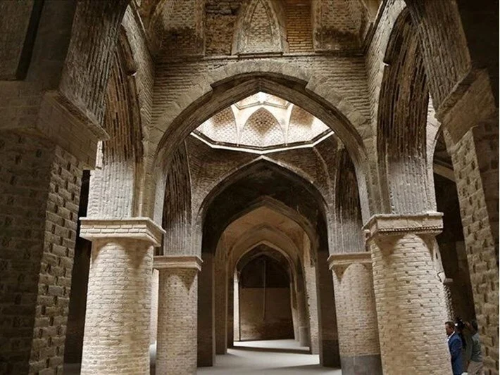 İsfahan’da Selçuklu Devleti döneminde inşa edilen cami farklı mimarisiyle tarihe tanıklık ediyor