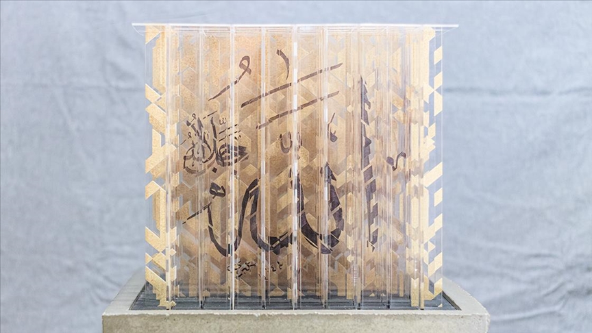 Bakış açısına göre şekli değişen dört boyutlu eserini 6 ayda yaptı