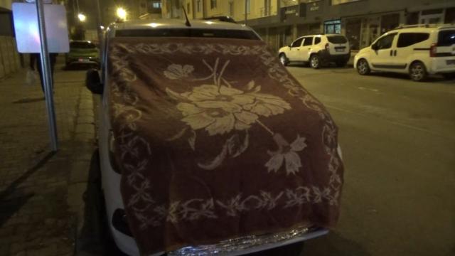Kars’ta araçlara halılı, battaniyeli soğuk önlemi