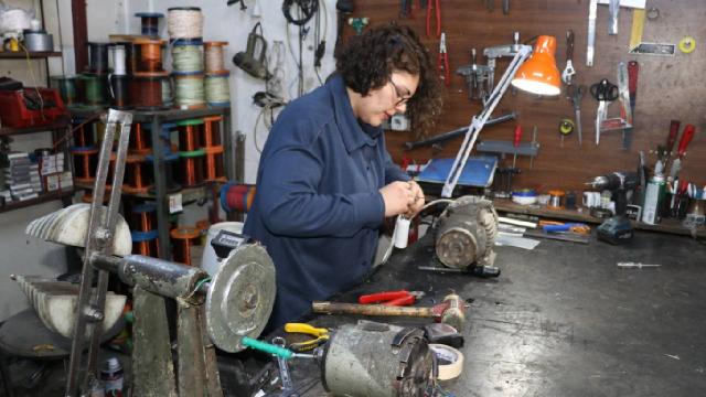 Erzincan’da kadın bobinaj ustası 10 yıldır dede mesleğini sürdürüyor