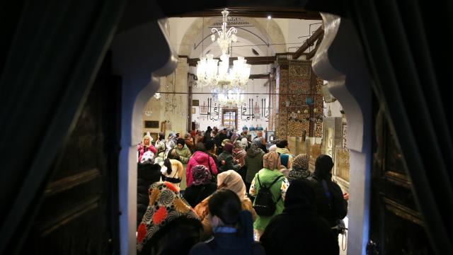 Mevlana Müzesi’nde Şeb-i Arus töreni öncesi turist yoğunluğu yaşanıyor