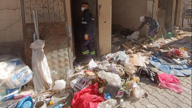 Adana’da bir evden 10 kamyon çöp çıktı