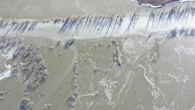 Soğuk hava Kars Barajı’nı dondurdu