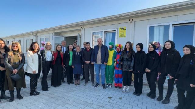 Hatay’da öğrencilerin diktiği kıyafetler ve kuklalar depremzede çocuklara dağıtıldı