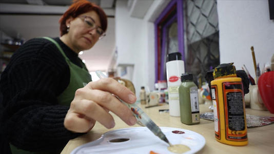 Kadın girişimci, eve sığmayan taş boyama ve seramik hobisini ticarete dönüştürdü