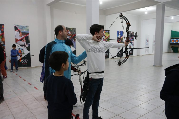 Mobilya ustası hobi olarak başladığı okçulukta yeni sporcular yetiştiriyor
