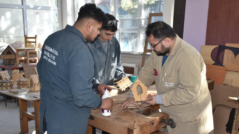 Afyonkarahisar’da meslek lisesi öğrencileri kuşlar için yuva yaptı