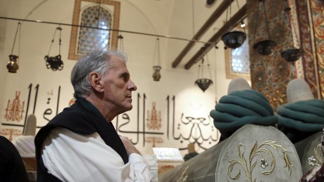 Papazken Müslüman olan ABD’li profesör Mevlana’nın öğretisini yayıyor