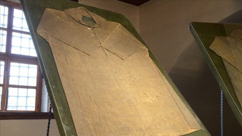 Konya’da Mevlana’ya ait kıyafetler sergilenmeye başlandı