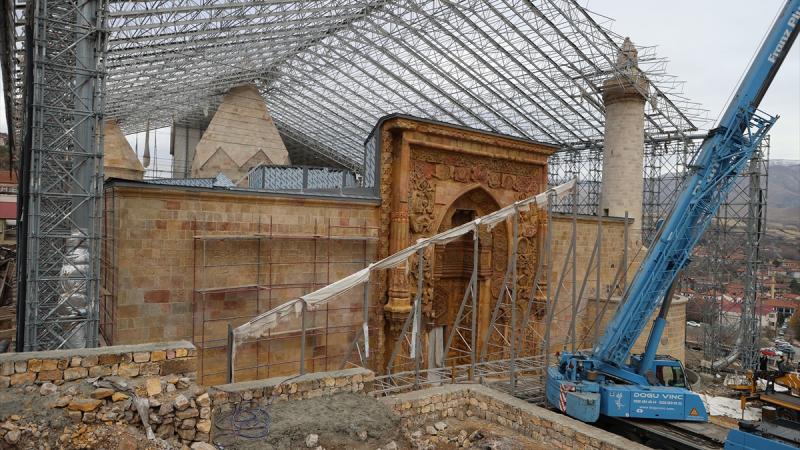 Divriği Ulu Camii’nin geçici koruma çatısı kaldırılmaya başlandı