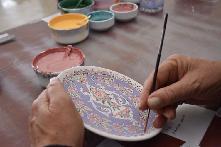 Kütahyalı “yaşayan insan hazinesi” çiniciliğe meraklı gençlere eğitim veriyor