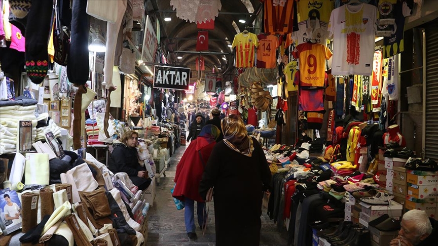 Sekiz asırlık Kapalı Çarşı AVM’lere direniyor