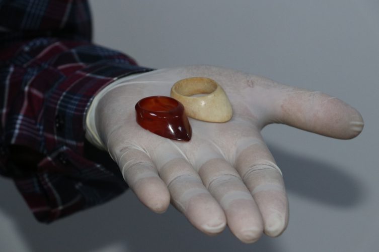 Hasankeyf’teki kazılarda şifa tası ve iki okçu yüzüğü bulundu