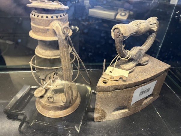 Bahçesine uçaklar park etmiş olan müze