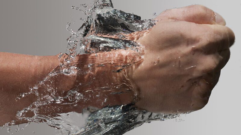 Islak Bir Şeye Dokunduğunuzda Hissettiğiniz O Şey Aslında Bir “İllüzyon”: Sebebini Anlamaya Çalışırken Beyniniz Yanabilir!