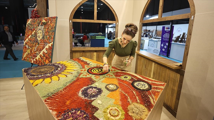 Mozaik sanatçısı baharatları sanata dönüştürdü