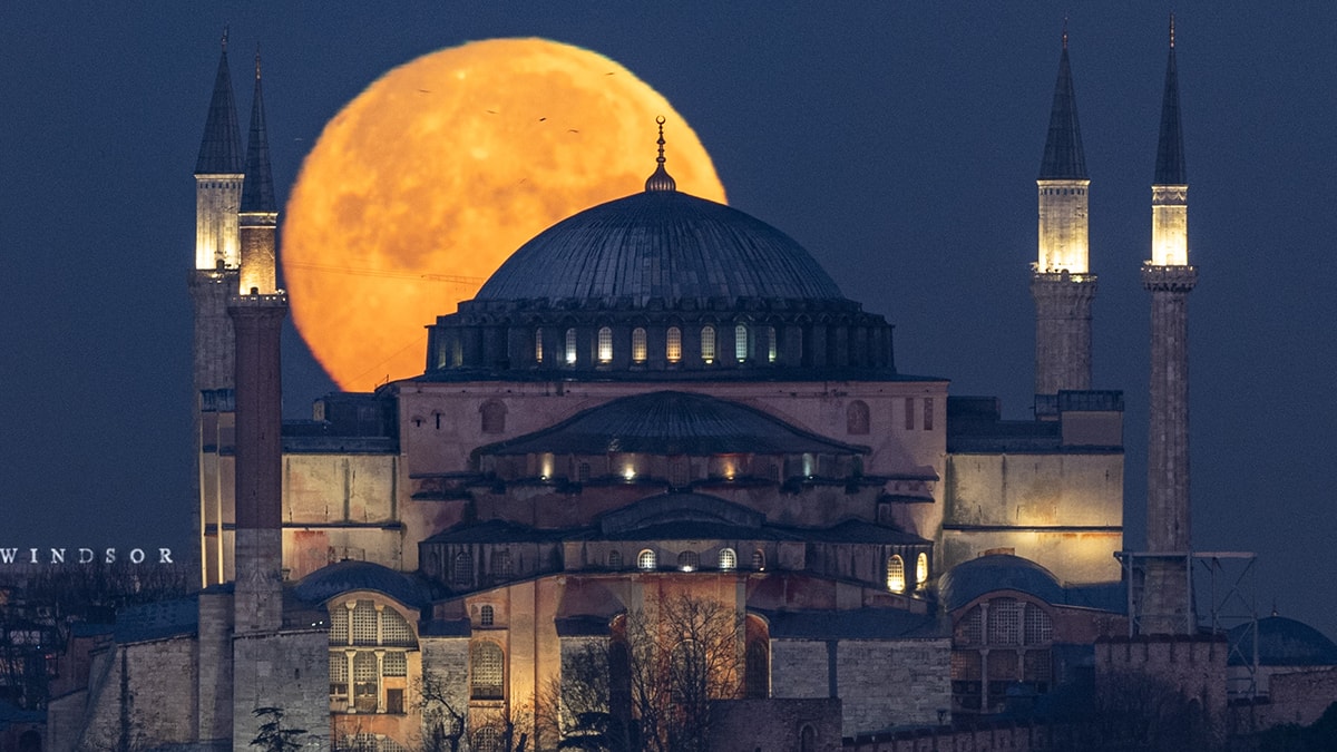İstanbul, Ankara, Edirne, Hatay ve Kırklareli’nde yılın son dolunayı görsel şölen oluşturdu.