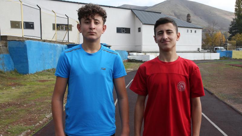 İşitme engelli kardeşler atletizmle hayallerinin peşinden koşuyor