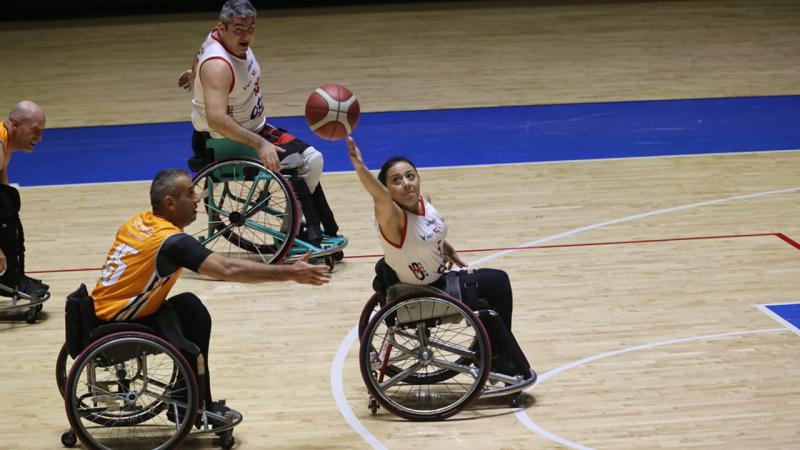 Tekerlekli Sandalye Basketbol sporcusu Şerife Arıkan mücadelesiyle takdir topluyor