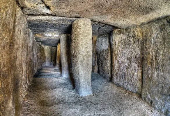 5700 yıllık anıtsal Menga Dolmen, onu Neolitik mühendisliğin en büyük başarılarından biri olarak ortaya koyuyor
