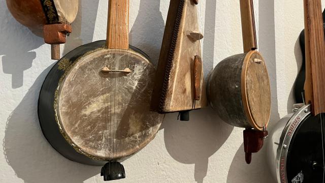 Şekerliği kemaneye, tencereyi cümbüşe dönüştürüyor