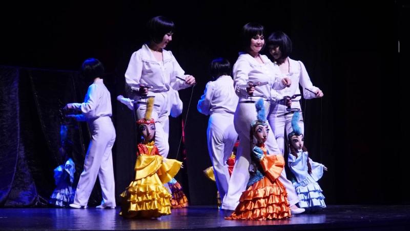 Bursalı çocuklar kukla ve gölge oyunları festivalindeki gösterilerle neşelendi