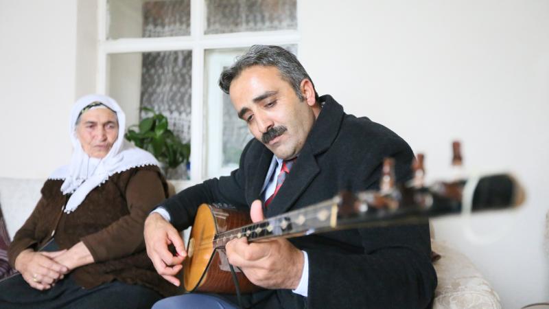 Kars’ta muhtar adayı halk ozanı ev ev gezerek sazlı sözlü oy istiyor