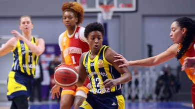 Ligde çıktığı tüm maçları kazanan Fenerbahçe, Galatasaray’ı deplasmanda 20 sayı farkla yendi.