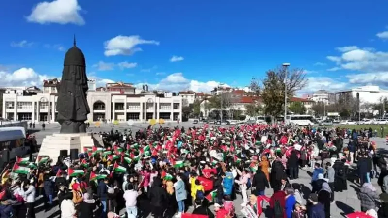 Konya’da Filistinli çocuklar için pankart ve resim sergisi düzenlendi