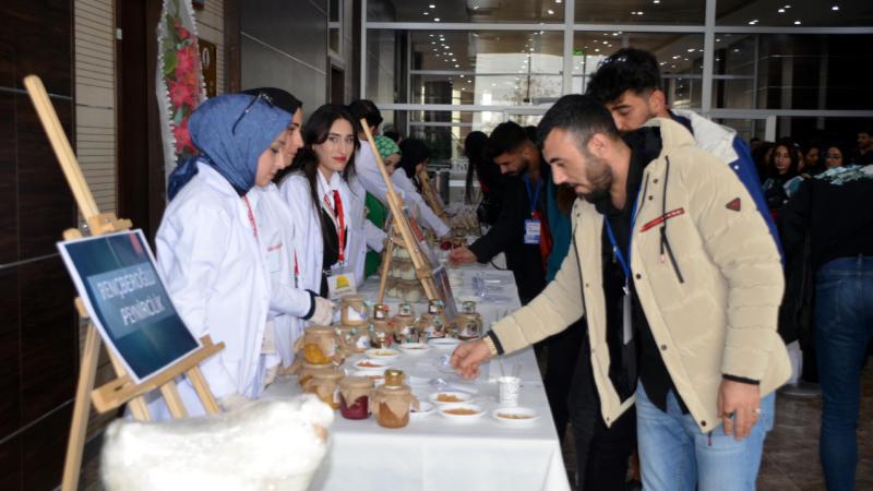 Muş Alparslan Üniversitesinde düzenlenen “1. Gıda Bilimi” etkinliğinde öğrencilerin hazırladığı yiyecekler tanıtıldı.