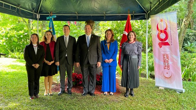 TİKA’dan Guatemala Dışişleri Bakanlığına Atatürk büstü ve Türk çinileri hediyesi