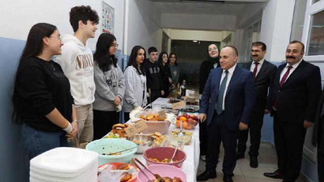 Öğrenciler kütüphaneye kitap almak için kermes düzenledi