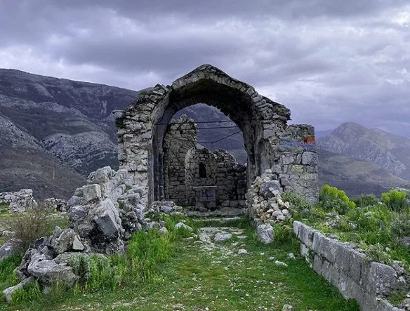 Karadağ’ın İki Sunaklı Eşsiz Kilisesi Yok Oluyor