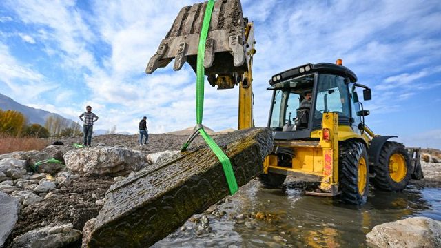 Van Gölü’nün çekilmesiyle Selçuklu mezar taşları ortaya çıktı