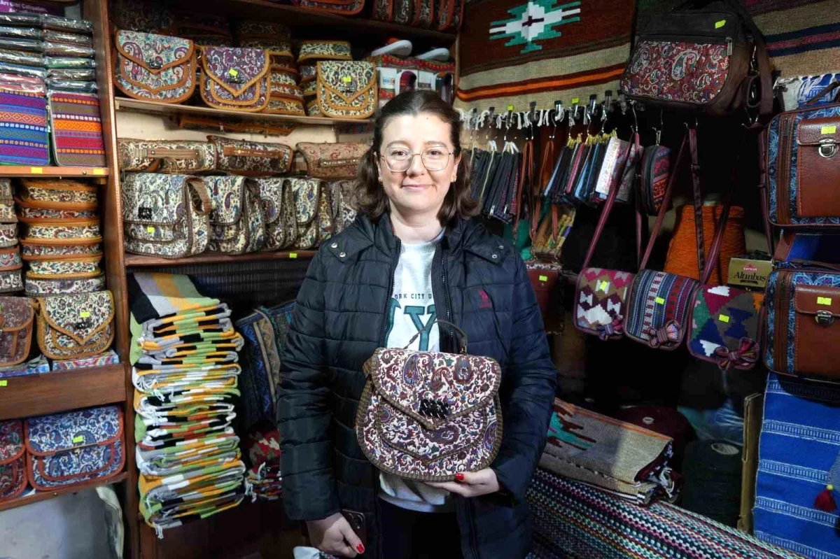 81 yaşındaki kilimci, teknolojiye direnerek el dokuması kilimler yapıyor