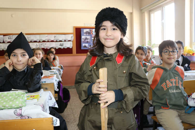 Öğrenciler derste Milli Mücadele kahramanlarını canlandırıyor