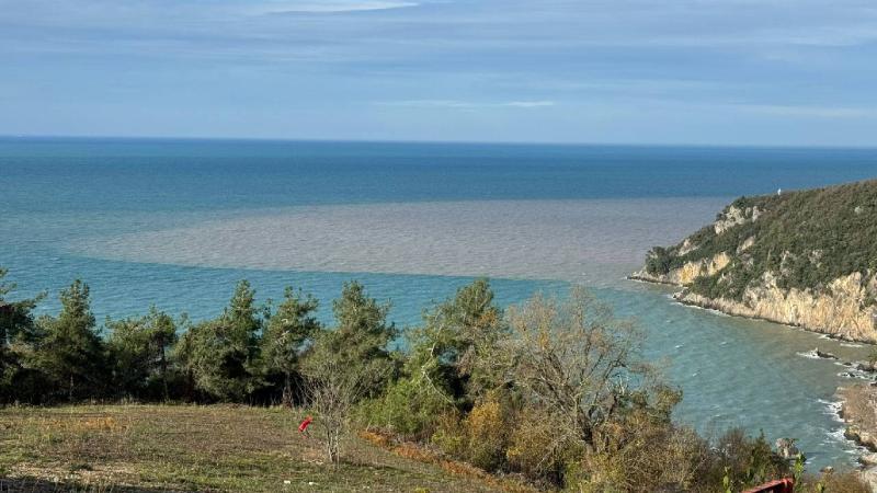 Bartın Irmağı’ndan akan çamurlu su, denizin rengini değiştirdi