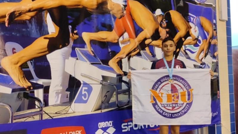 Genç yüzücü Akman Tüzünkan rekorlarla KKTC’ye döndü