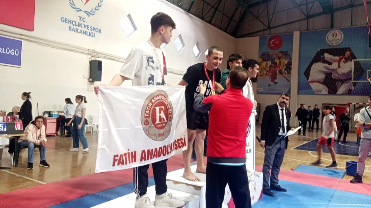 Eskişehir Kick Boks Şampiyonu Mücahit Sait Özkan, Türkiye Şampiyonası’na katılmaya hak kazandı