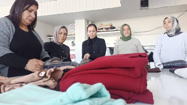 Osmaniye’de halk eğitim merkezi kursiyerlerinden Gazze’deki çocuklara kıyafet