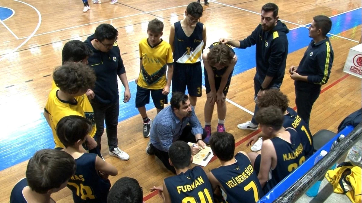 Denizli’de düzenlenen Basketbol U-14 Yerel Lig Şampiyonası’nda nefes kesen final