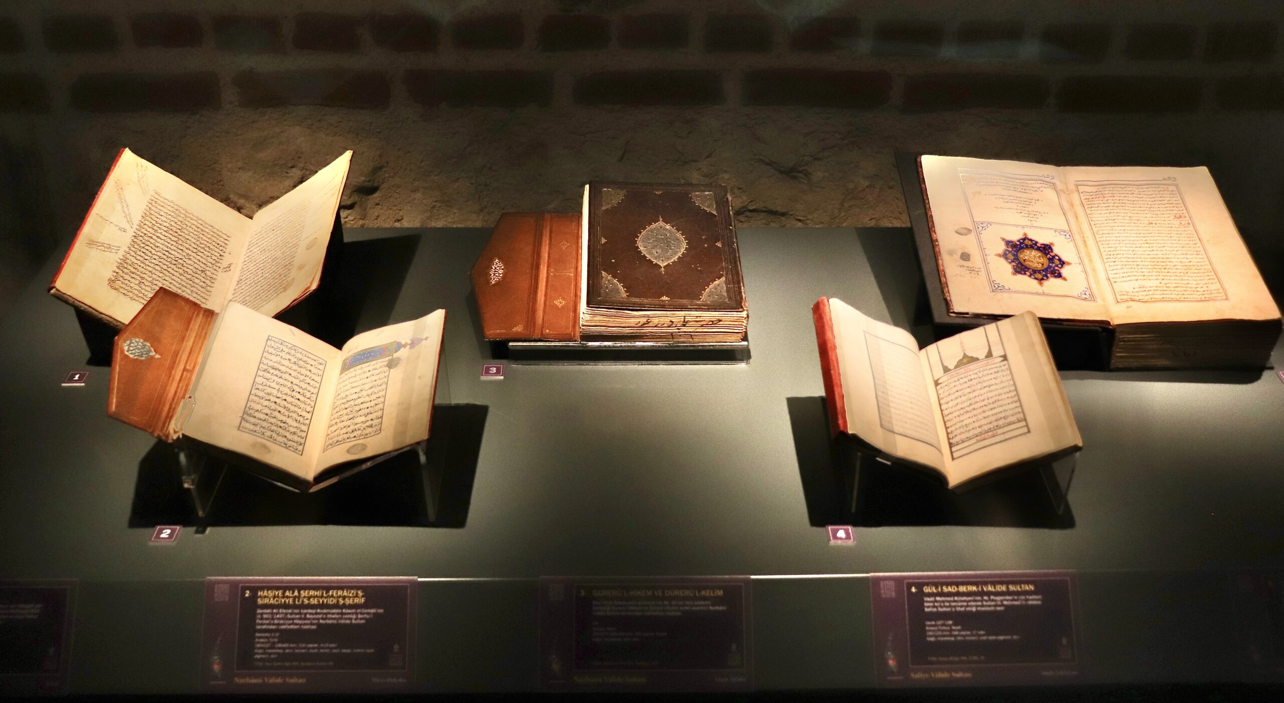 Valide Sultanlar Yazma Eserler Sergisi Ziyarete Açıldı(Özel Haber)