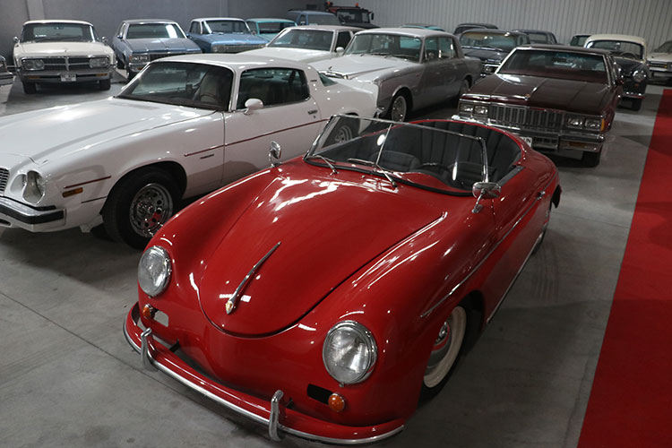 Araba sevdasını klasik araç koleksiyonuna dönüştürdü